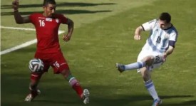 哈兰德足球智慧：回传门将顶牛突破，球场精彩瞬间引欢呼